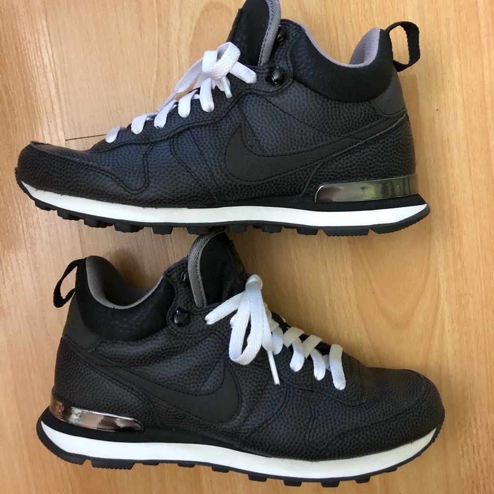 Nike Women’s Internationalist sz 7